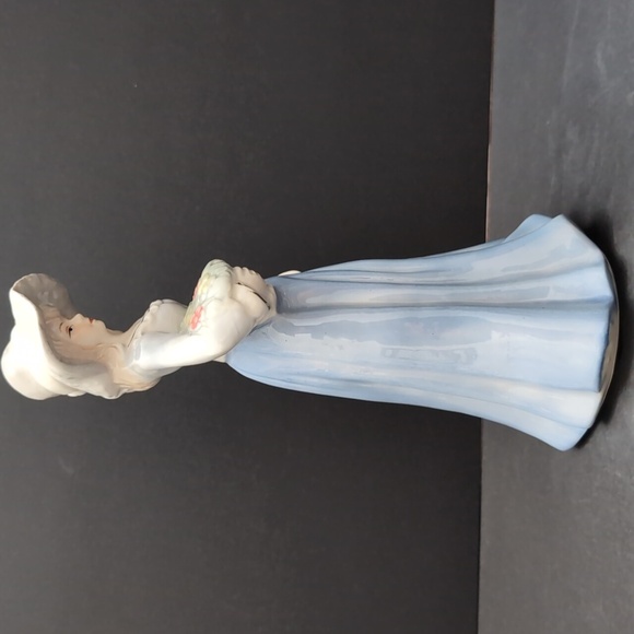 Vintage Lladro Porcelain Lady With Flowers Figurine. - Picture 3 of 10